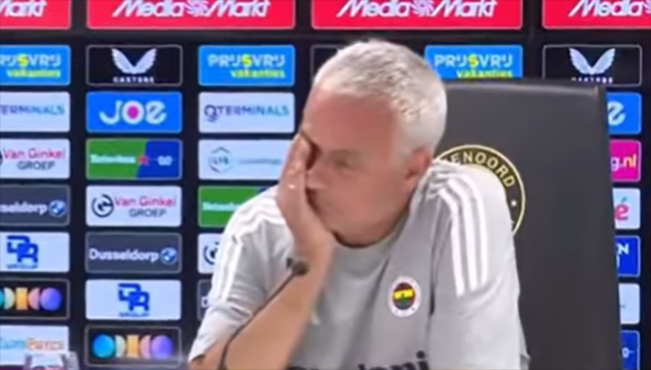 Jose Mourinho menangis sambil menceritakan kenangannya tentang Costa/Foto: tangkap layar